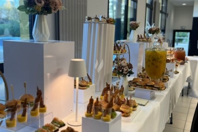 Miniature Traiteur Décines-Charpieu (Rhône) - Les Saveurs de Anna Traiteur #20 Assortiment de samoussas et verrines sucrées disposés sur une table lors d'un événement en intérieur.