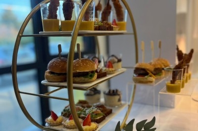 Miniature Traiteur Décines-Charpieu (Rhône) - Les Saveurs de Anna Traiteur #22 Assortiment de samoussas et verrines sucrées disposés sur une table lors d'un événement en intérieur.