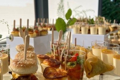 Miniature Traiteur Décines-Charpieu (Rhône) - Les Saveurs de Anna Traiteur #26 Assortiment de samoussas et verrines sucrées disposés sur une table lors d'un événement en intérieur.