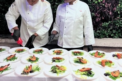 Miniature Traiteur Décines-Charpieu (Rhône) - Les Saveurs de Anna Traiteur #28 Assortiment de samoussas et verrines sucrées disposés sur une table lors d'un événement en intérieur.