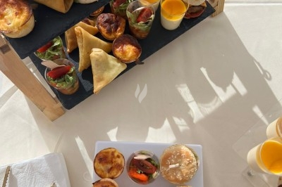 Miniature Traiteur Décines-Charpieu (Rhône) - Les Saveurs de Anna Traiteur #32 Assortiment de samoussas et verrines sucrées disposés sur une table lors d'un événement en intérieur.