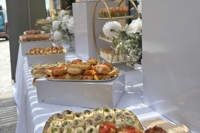 Miniature Traiteur Décines-Charpieu (Rhône) - Les Saveurs de Anna Traiteur #34 Assortiment de samoussas et verrines sucrées disposés sur une table lors d'un événement en intérieur.
