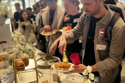 Miniature Traiteur Décines-Charpieu (Rhône) - Les Saveurs de Anna Traiteur #41 Assortiment de samoussas et verrines sucrées disposés sur une table lors d'un événement en intérieur.