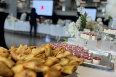 Miniature Traiteur Décines-Charpieu (Rhône) - Les Saveurs de Anna Traiteur #43 Assortiment de samoussas et verrines sucrées disposés sur une table lors d'un événement en intérieur.