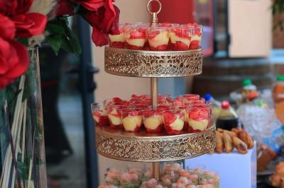 Assiettes blanches garnies de petites portions de mâche alignées sur une table.