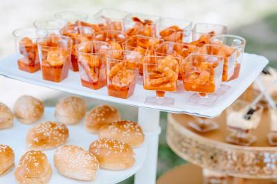 Assiettes blanches garnies de petites portions de mâche alignées sur une table.