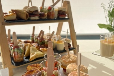 Miniature Traiteur Décines-Charpieu (Rhône) - Les Saveurs de Anna Traiteur #18 Assortiment de samoussas dorés et verrines disposés sur une table lors d'un événement dans un espace moderne.