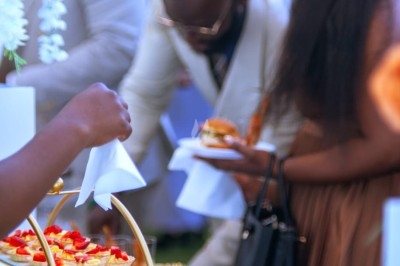 Miniature Traiteur Décines-Charpieu (Rhône) - Les Saveurs de Anna Traiteur #19 Assortiment de samoussas dorés et verrines disposés sur une table lors d'un événement dans un espace moderne.