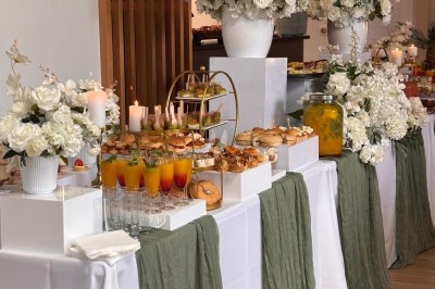 Miniature Traiteur Décines-Charpieu (Rhône) - Les Saveurs de Anna Traiteur #23 Assortiment de samoussas dorés et verrines disposés sur une table lors d'un événement dans un espace moderne.