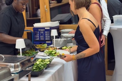 Miniature Traiteur Décines-Charpieu (Rhône) - Les Saveurs de Anna Traiteur #24 Assortiment de samoussas dorés et verrines disposés sur une table lors d'un événement dans un espace moderne.