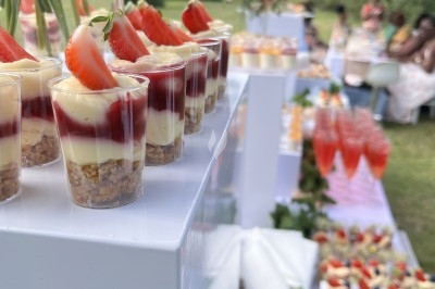 Miniature Traiteur Décines-Charpieu (Rhône) - Les Saveurs de Anna Traiteur #35 Assortiment de samoussas dorés et verrines disposés sur une table lors d'un événement dans un espace moderne.