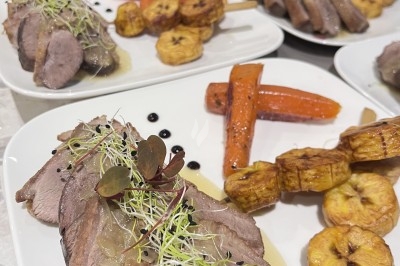 Miniature Traiteur Décines-Charpieu (Rhône) - Les Saveurs de Anna Traiteur #36 Assortiment de samoussas dorés et verrines disposés sur une table lors d'un événement dans un espace moderne.