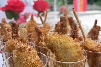 Miniature Traiteur Décines-Charpieu (Rhône) - Les Saveurs de Anna Traiteur #37 Assortiment de samoussas dorés et verrines disposés sur une table lors d'un événement dans un espace moderne.