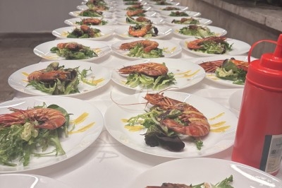 Miniature Traiteur Décines-Charpieu (Rhône) - Les Saveurs de Anna Traiteur #38 Assortiment de samoussas dorés et verrines disposés sur une table lors d'un événement dans un espace moderne.