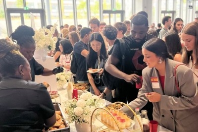 Miniature Traiteur Décines-Charpieu (Rhône) - Les Saveurs de Anna Traiteur #39 Assortiment de samoussas dorés et verrines disposés sur une table lors d'un événement dans un espace moderne.