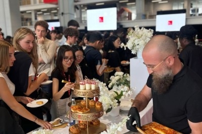 Miniature Traiteur Décines-Charpieu (Rhône) - Les Saveurs de Anna Traiteur #40 Assortiment de samoussas dorés et verrines disposés sur une table lors d'un événement dans un espace moderne.