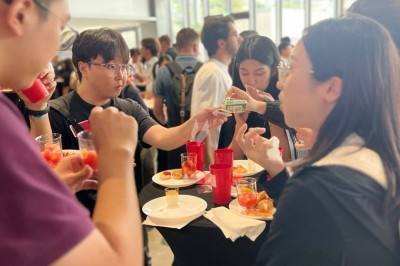 Miniature Traiteur Décines-Charpieu (Rhône) - Les Saveurs de Anna Traiteur #42 Assortiment de samoussas dorés et verrines disposés sur une table lors d'un événement dans un espace moderne.