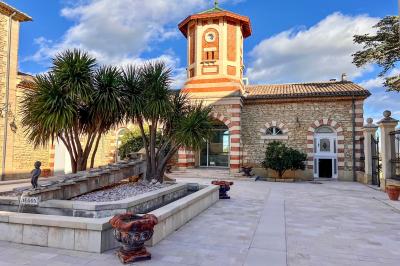Salle de conférence lumineuse avec rangées de chaises blanches, un pupitre et un micro au premier plan.