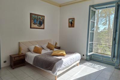 Salle de conférence lumineuse avec rangées de chaises blanches, un pupitre et un micro au premier plan.