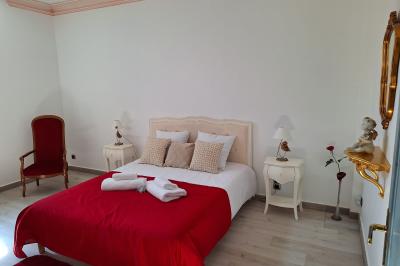 Salle de conférence lumineuse avec rangées de chaises blanches, un pupitre et un micro au premier plan.