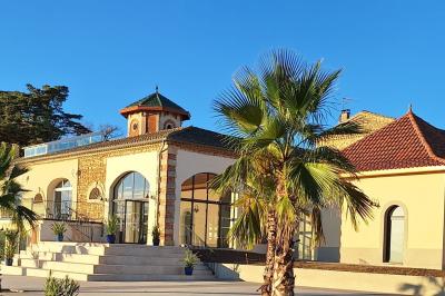 Salle de conférence lumineuse avec rangées de chaises blanches, un pupitre et un micro au premier plan.