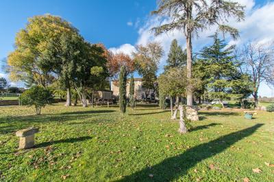 Vue d'un bassin avec toboggans aquatiques, entouré de végétation, de rochers et de jarres décoratives.