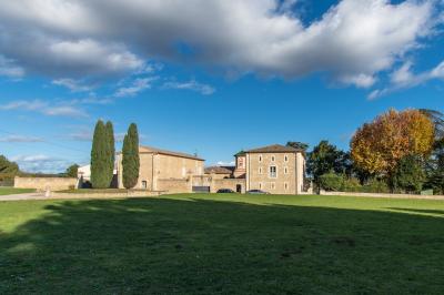 Vue d'un bassin avec toboggans aquatiques, entouré de végétation, de rochers et de jarres décoratives.