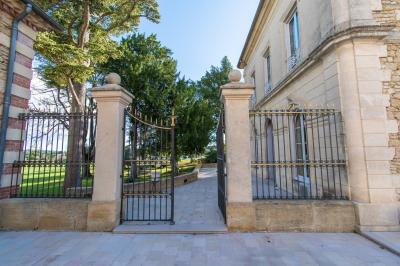 Vue d'un bassin avec toboggans aquatiques, entouré de végétation, de rochers et de jarres décoratives.