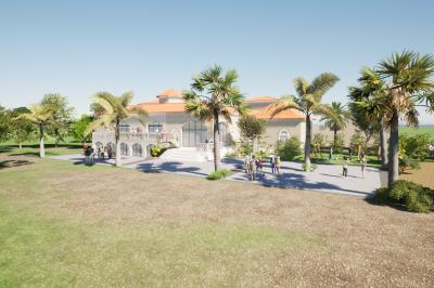 Vue d'un bassin avec toboggans aquatiques, entouré de végétation, de rochers et de jarres décoratives.