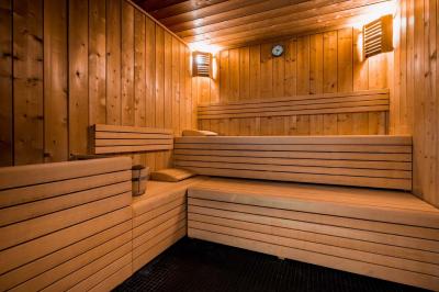 Motif mural en écailles beige, noir et doré, encadré par des rideaux blancs.