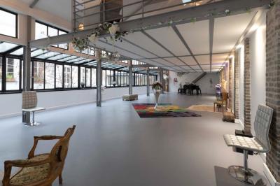 Escalier en bois à côté d'une composition florale blanche, avec un piano et un tapis coloré en arrière-plan.