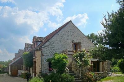 Vue d'un bar rustique en pierre et bois avec éclairage suspendu dans une pièce au style traditionnel.