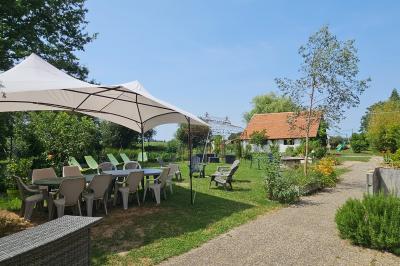 Vue d'un bar rustique en pierre et bois avec éclairage suspendu dans une pièce au style traditionnel.