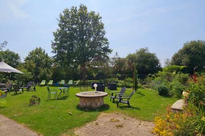 Vue d'un bar rustique en pierre et bois avec éclairage suspendu dans une pièce au style traditionnel.
