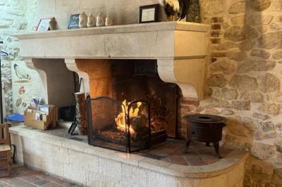 Vue d'un bar rustique en pierre et bois avec éclairage suspendu dans une pièce au style traditionnel.