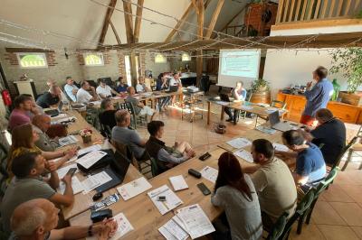 Vue d'un bar rustique en pierre et bois avec éclairage suspendu dans une pièce au style traditionnel.