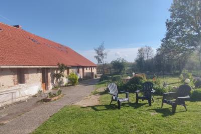 Vue d'un bar rustique en pierre et bois avec éclairage suspendu dans une pièce au style traditionnel.