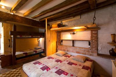 Vue d'un bar rustique en pierre et bois avec éclairage suspendu dans une pièce au style traditionnel.