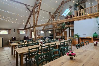 Vue d'un bar rustique en pierre et bois avec éclairage suspendu dans une pièce au style traditionnel.
