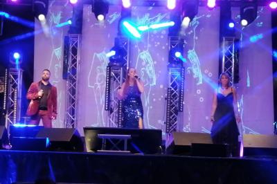 Stand d'exposition présentant des produits en béton, avec écrans, échantillons et décorations sur des tables.