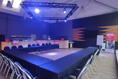 Tranches de brioche et de tarte aux pommes disposées sur une table noire, avec une pelle à tarte en premier plan.