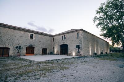 Paysage au coucher du soleil avec des champs, une clôture en bois et des montagnes à l'horizon sous un ciel partiellement…