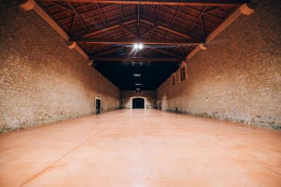 Paysage au coucher du soleil avec des champs, une clôture en bois et des montagnes à l'horizon sous un ciel partiellement…
