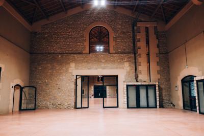 Paysage au coucher du soleil avec des champs, une clôture en bois et des montagnes à l'horizon sous un ciel partiellement…
