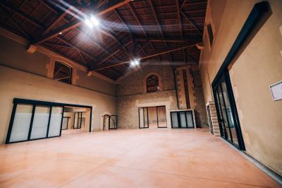 Paysage au coucher du soleil avec des champs, une clôture en bois et des montagnes à l'horizon sous un ciel partiellement…