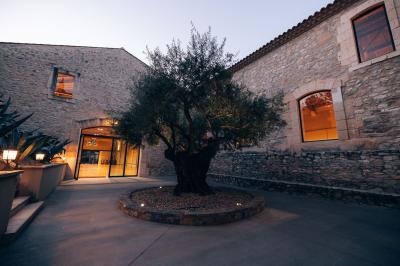 Paysage au coucher du soleil avec des champs, une clôture en bois et des montagnes à l'horizon sous un ciel partiellement…