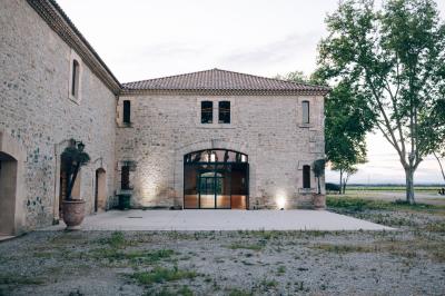 Paysage au coucher du soleil avec des champs, une clôture en bois et des montagnes à l'horizon sous un ciel partiellement…