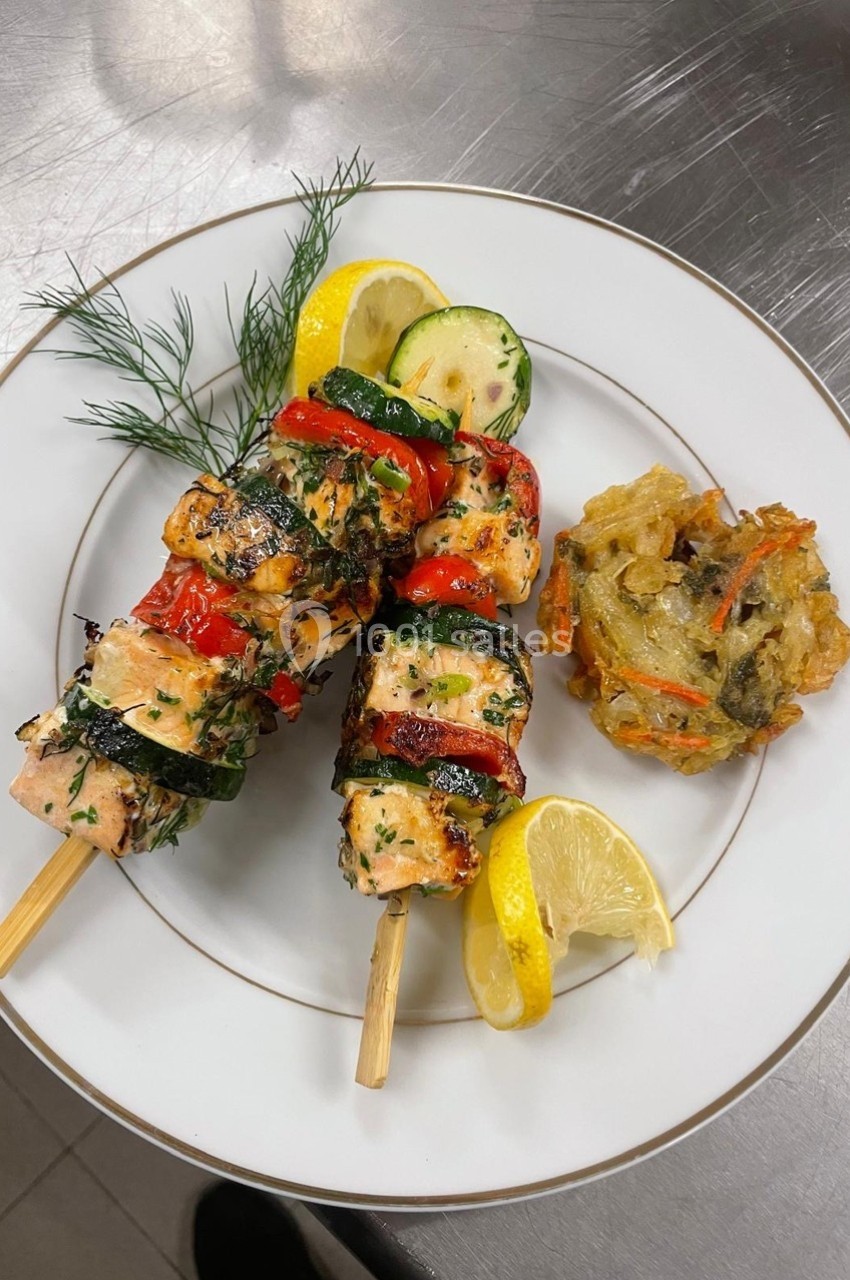 Location salle Cuers (Var) - L'atrium #25 Brochettes de saumon grillé avec légumes, garnies de citron et d'aneth, accompagnées d'une galette de légumes.
