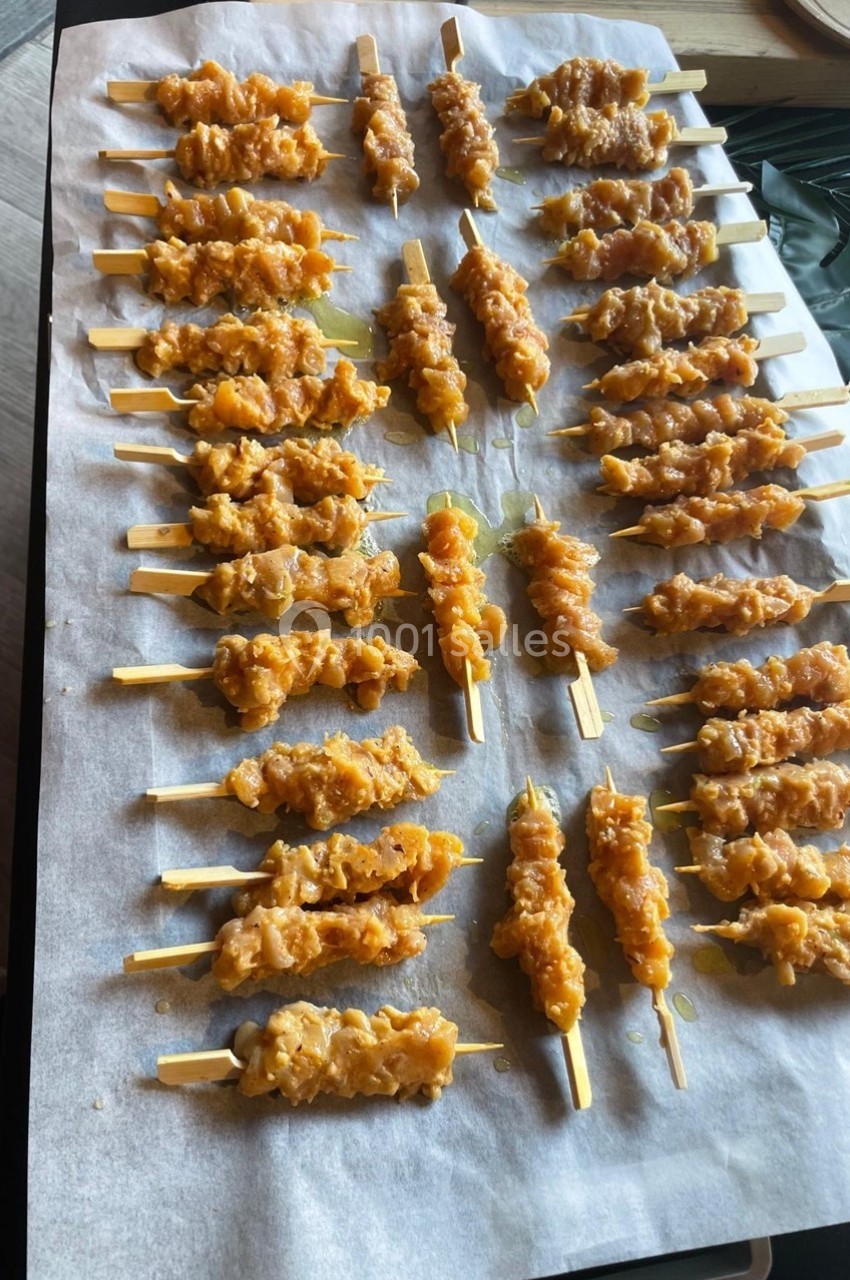 Location salle Cuers (Var) - L'atrium #27 Brochettes de viande marinée alignées sur une plaque recouverte de papier sulfurisé, prêtes à être cuites.