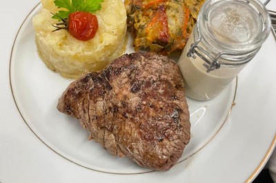 Miniature Location salle Cuers (Var) - L'atrium #29 Assiette composée d'un steak grillé, d'une purée garnie, d'un gratin de légumes et d'une sauce en pot individuel.